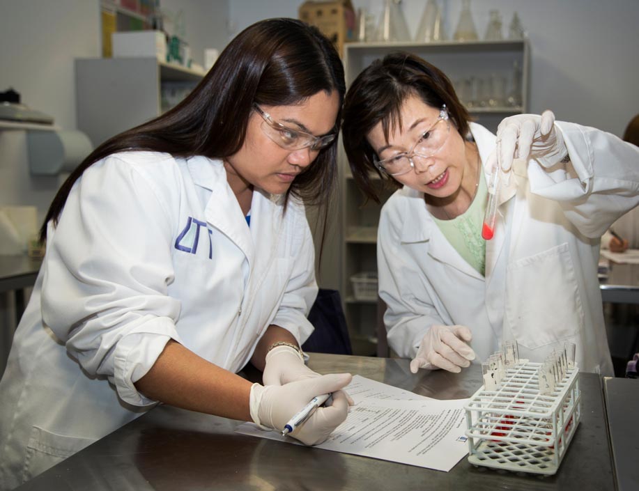 collaborative-lab-training-reviewing-test-results-and-quality-procedures