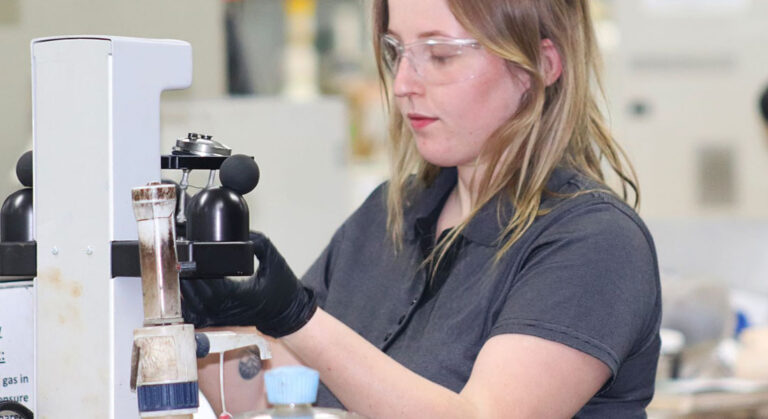 construction-materials-testing-technician-lab-equipment-analysis