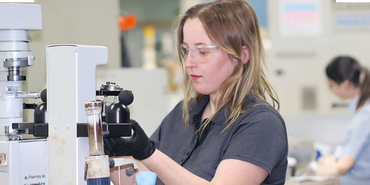 workplace-laboratory-training-technician-equipment-analysis